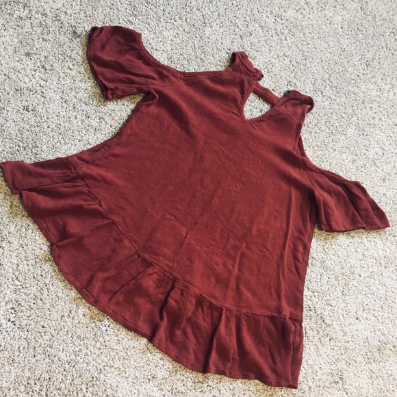 Short Sleeve Cold Shoulder Top!! ✨ - Picture 2 of 3